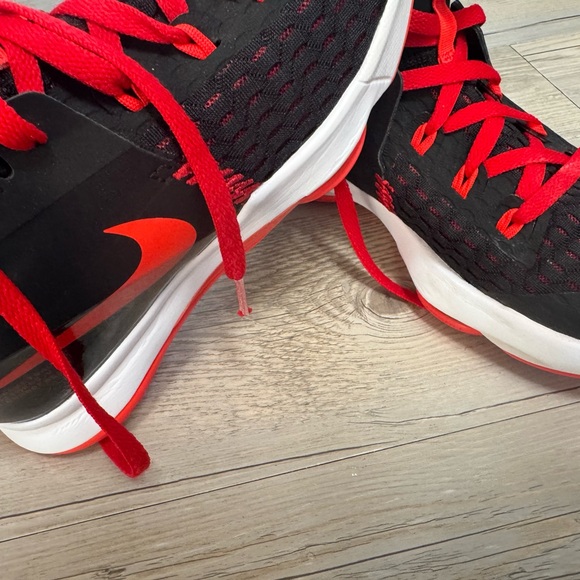 Nike Black and Red Running Sneakers 8.5 - Picture 6 of 6